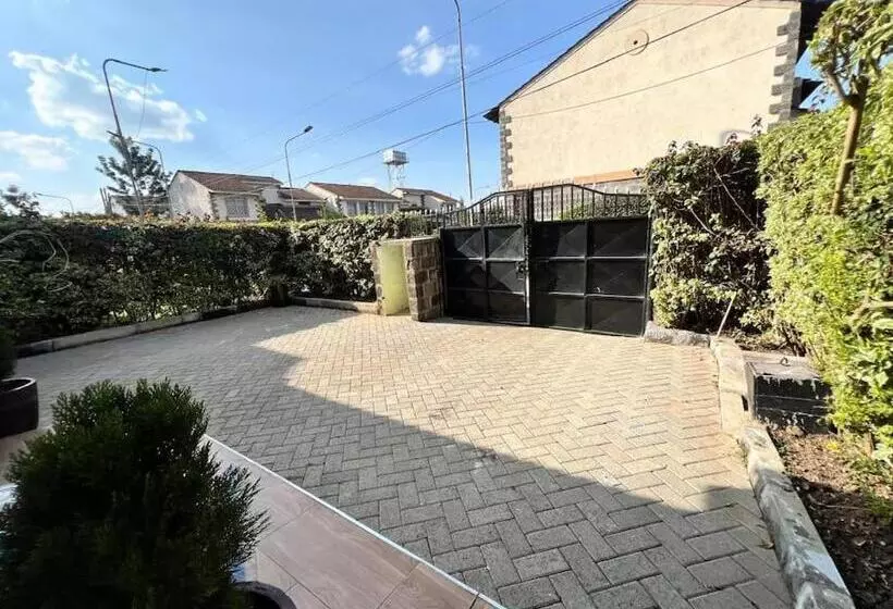 تختخواب و صبحانه Saruni Homes