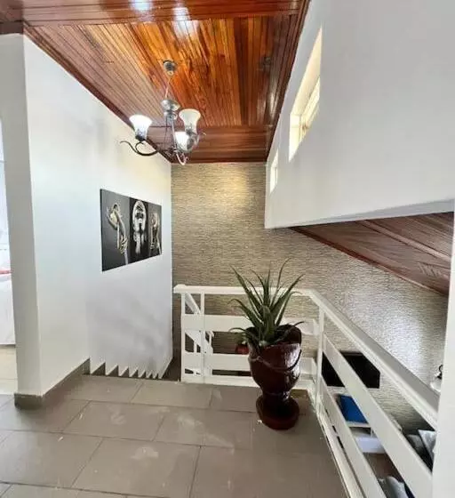 تختخواب و صبحانه Saruni Homes