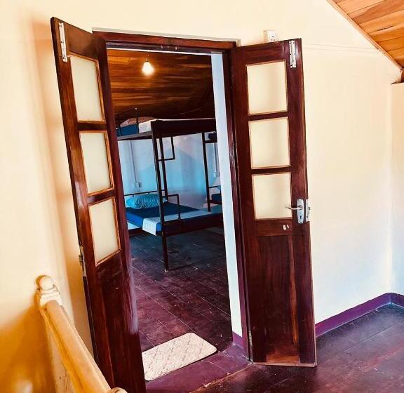 Happy Bunk Hostel Weligama