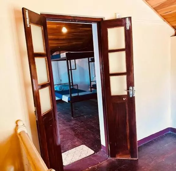 Happy Bunk Hostel Weligama