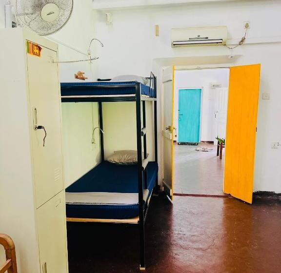 Happy Bunk Hostel Weligama