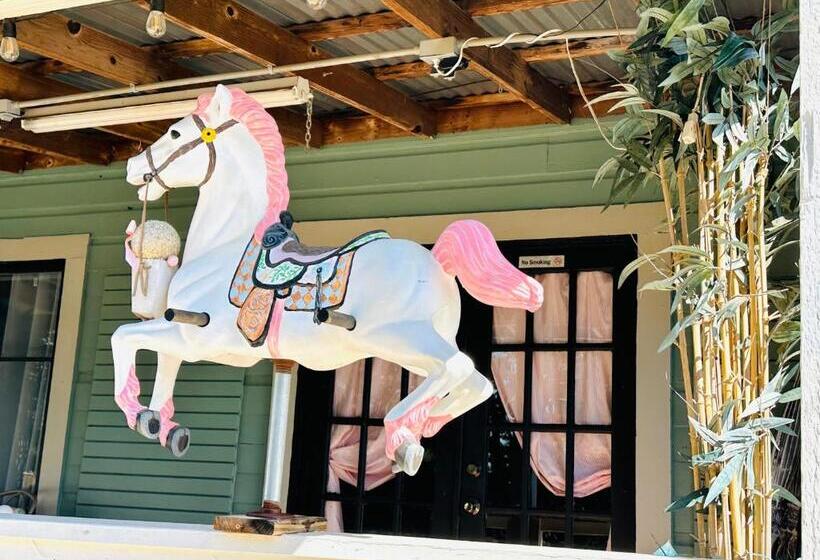 ペンション Acorn Hideaways Canton Nostalgic Family Sized Suite, Sleeps 5