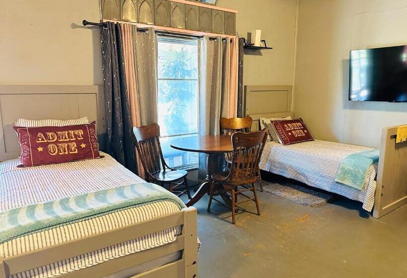 ペンション Acorn Hideaways Canton Nostalgic Family Sized Suite, Sleeps 5