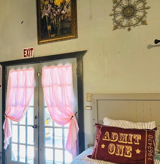 ペンション Acorn Hideaways Canton Nostalgic Family Sized Suite, Sleeps 5