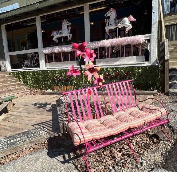 ペンション Acorn Hideaways Canton Nostalgic Family Sized Suite, Sleeps 5