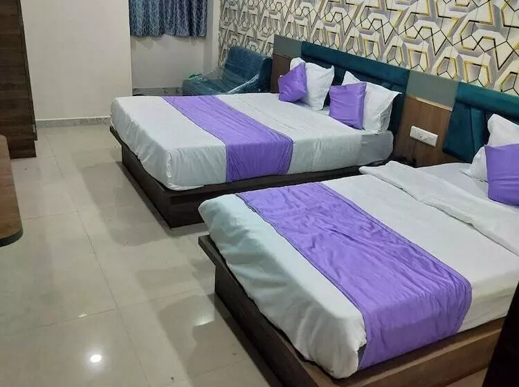 ホテル Nr Nayan Residency