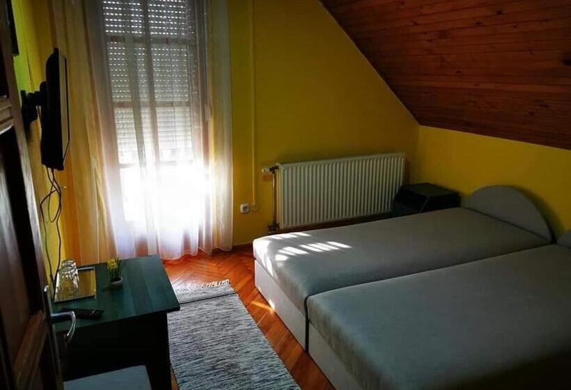 הוסטל Frikandó Fogadó