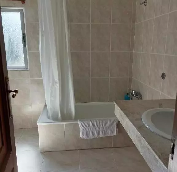 هتل Hostal Cafeteria Chocolate & Menta Redondela