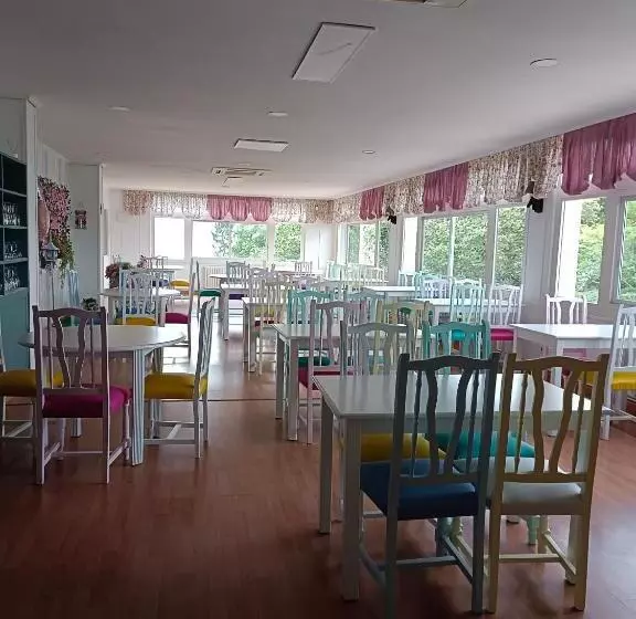 هتل Hostal Cafeteria Chocolate & Menta Redondela