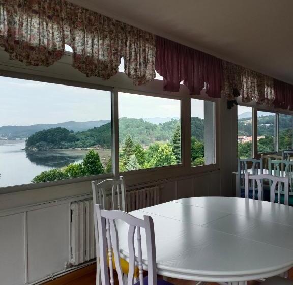 Отель Hostal Cafeteria Chocolate & Menta Redondela