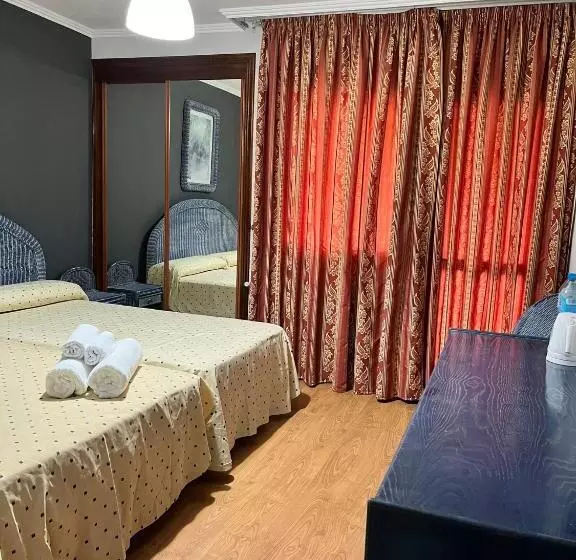 هتل Hostal Cafeteria Chocolate & Menta Redondela