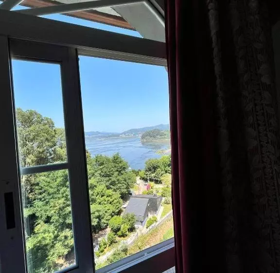 هتل Hostal Cafeteria Chocolate & Menta Redondela