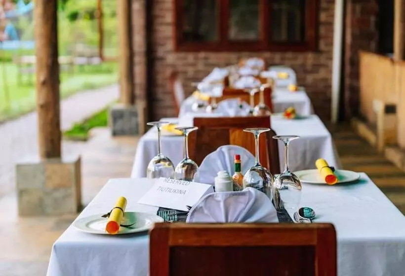 Hotelli Under The Shade Safari Lodge