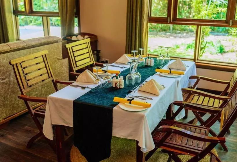 Hotelli Under The Shade Safari Lodge