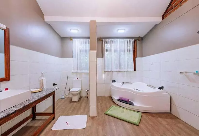 Hotelli Under The Shade Safari Lodge