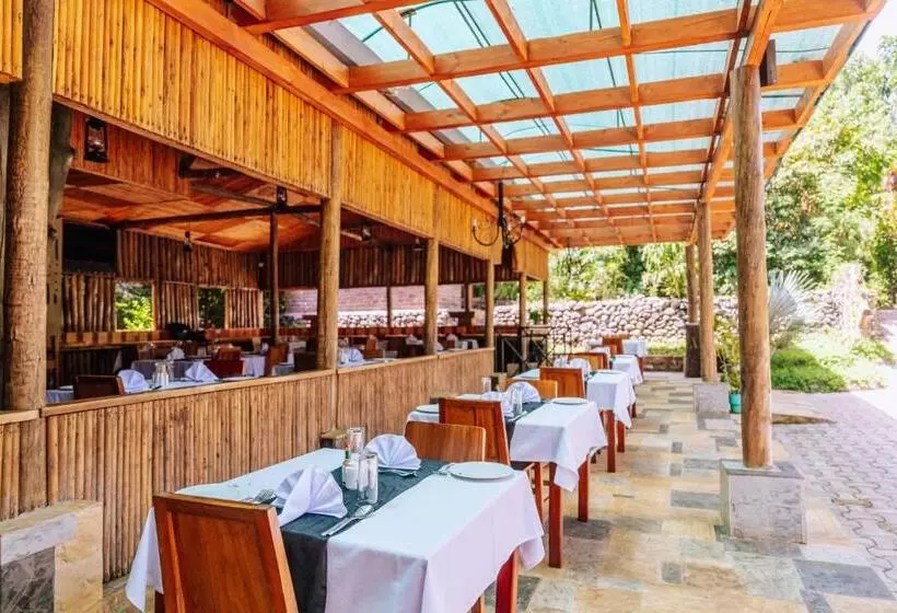 Hotelli Under The Shade Safari Lodge