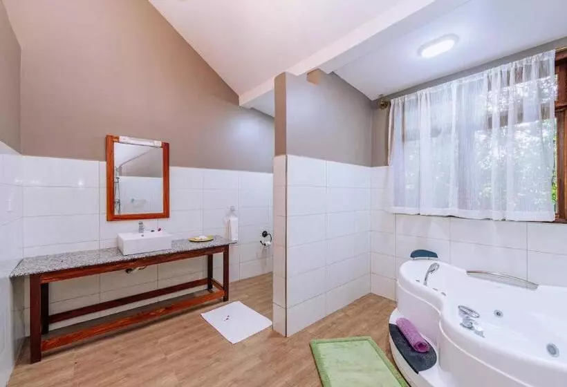 Hotelli Under The Shade Safari Lodge