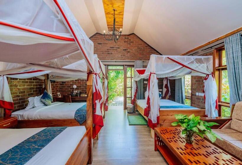 בית מלון כפרי Under The Shade Safari Lodge