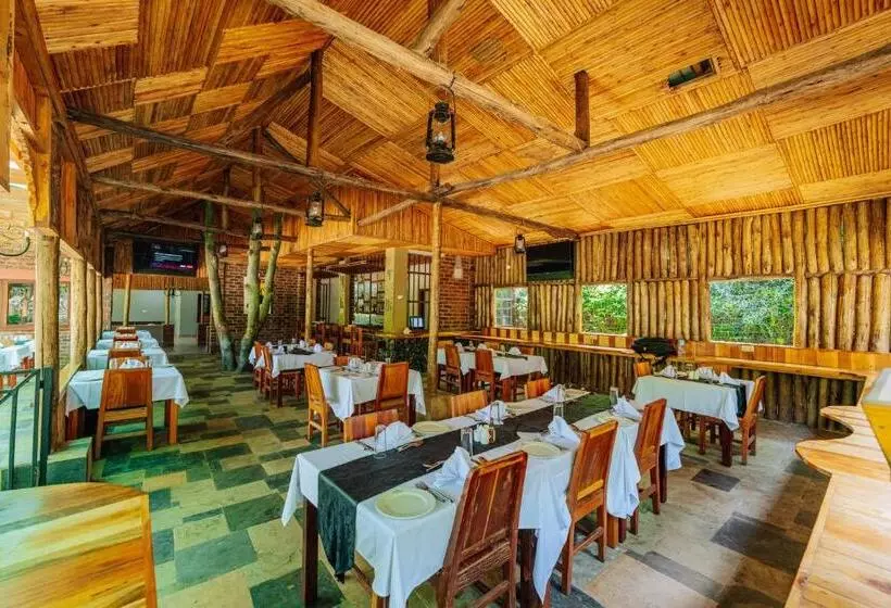 Hotelli Under The Shade Safari Lodge