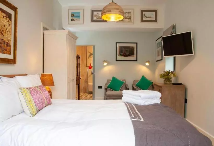 Majatalo Bosham   Private And Self Contained Double Garden Room