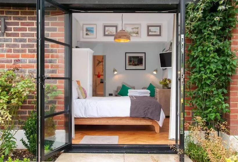 Majatalo Bosham   Private And Self Contained Double Garden Room