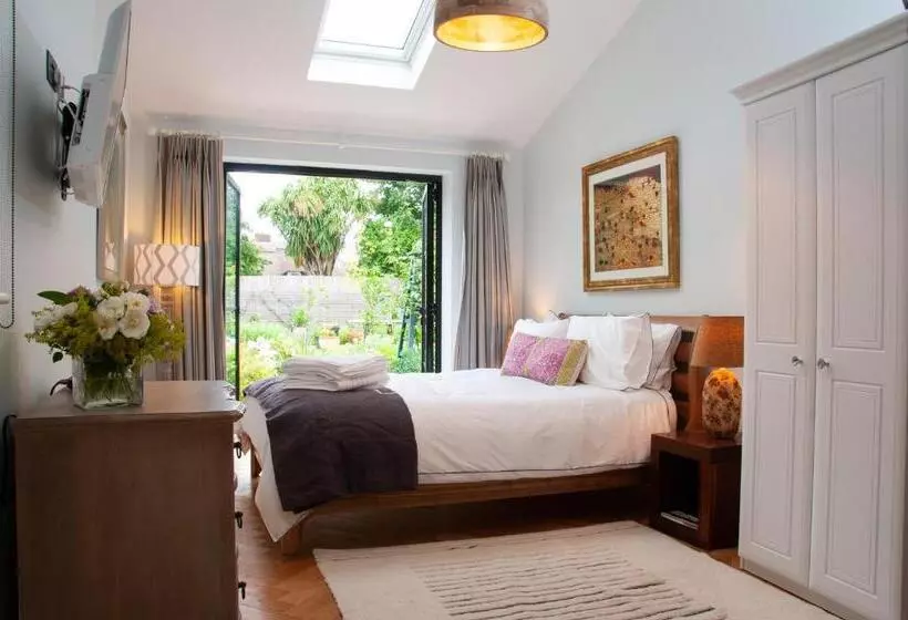 Majatalo Bosham   Private And Self Contained Double Garden Room