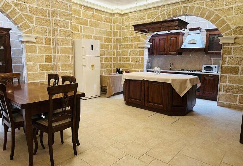 צימר Castlehawk Resort