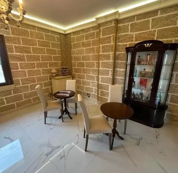 Aamiaismajoitus (B&B) Castlehawk Resort