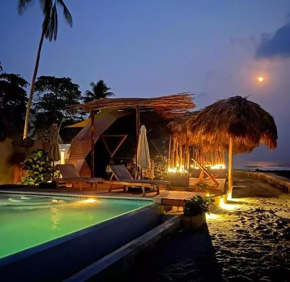 Hotelli Almare Zonte   Beachfront Glamping