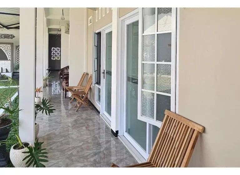 Hotelli Guest House Saqeena Syariah Near Blitar Park Redpartner