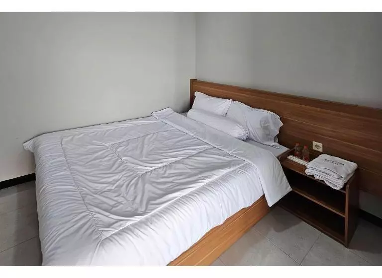 Hotelli Guest House Saqeena Syariah Near Blitar Park Redpartner