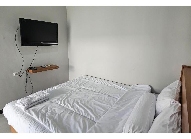 Otel Guest House Saqeena Syariah Near Blitar Park Redpartner