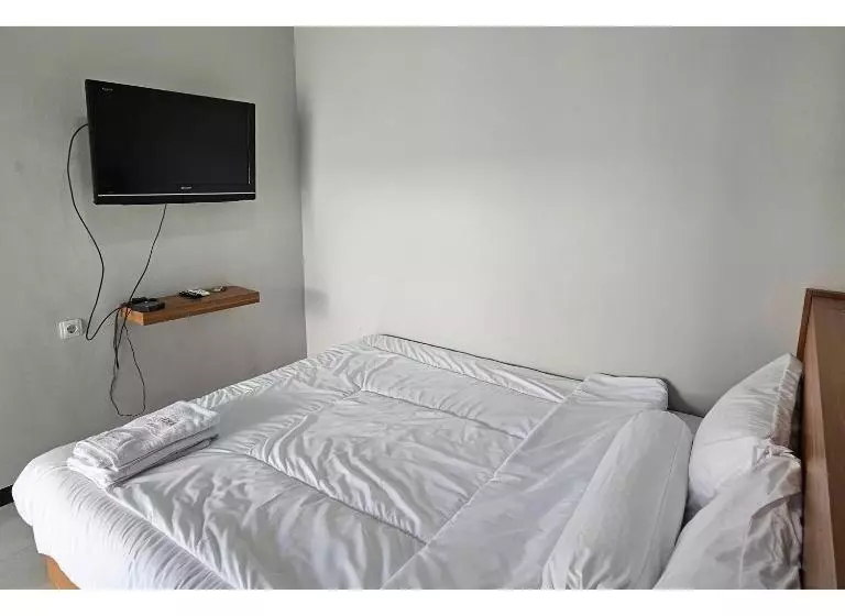 Hotelli Guest House Saqeena Syariah Near Blitar Park Redpartner