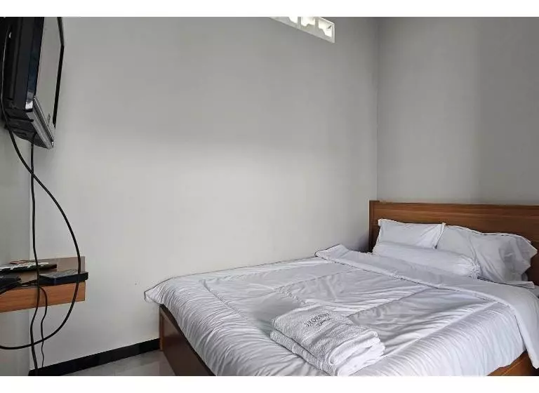 Hotelli Guest House Saqeena Syariah Near Blitar Park Redpartner