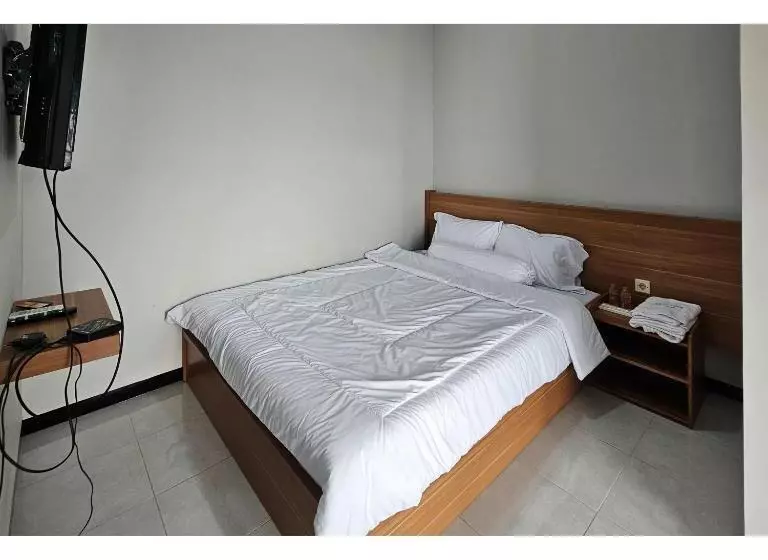 Hotelli Guest House Saqeena Syariah Near Blitar Park Redpartner