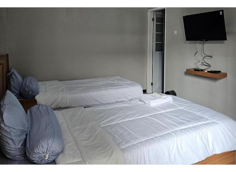 Otel Guest House Saqeena Syariah Near Blitar Park Redpartner