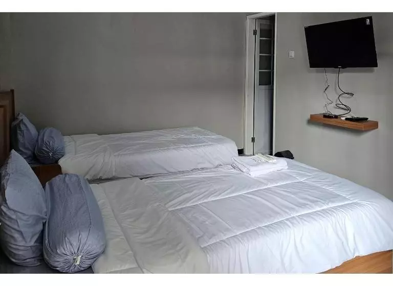 Hotelli Guest House Saqeena Syariah Near Blitar Park Redpartner