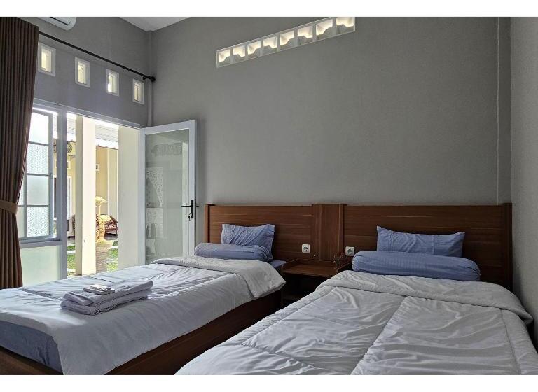 Otel Guest House Saqeena Syariah Near Blitar Park Redpartner