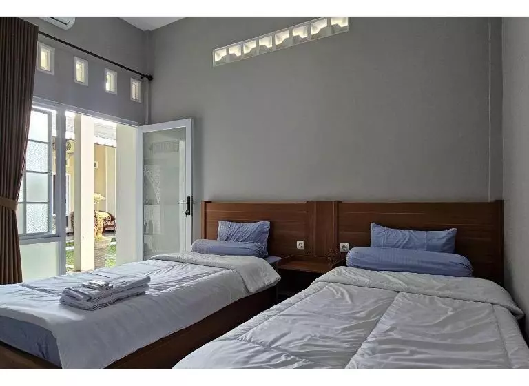 Hotelli Guest House Saqeena Syariah Near Blitar Park Redpartner