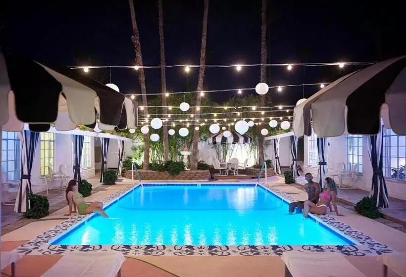 هتل Poolside Architectural Escape Stunning Views