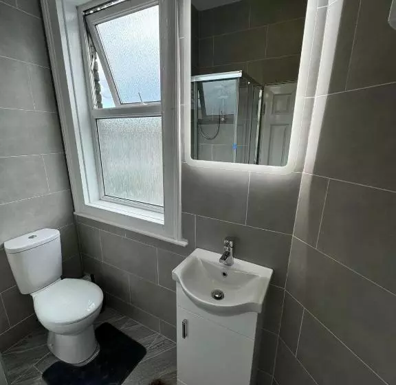 پانسیون Superb Triple Room Beside Croke Park   2