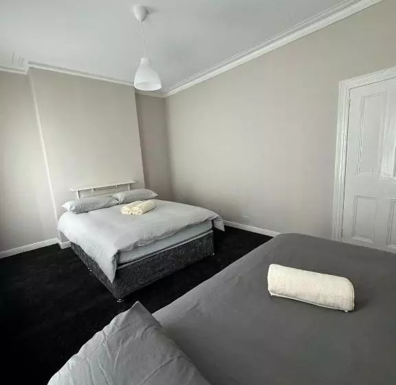 پانسیون Superb Triple Room Beside Croke Park   2