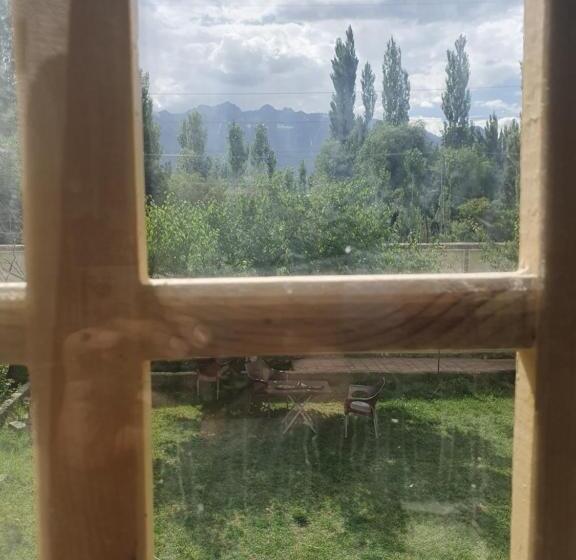 هتل Mountain Retreat Skardu