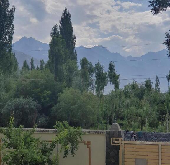 هتل Mountain Retreat Skardu