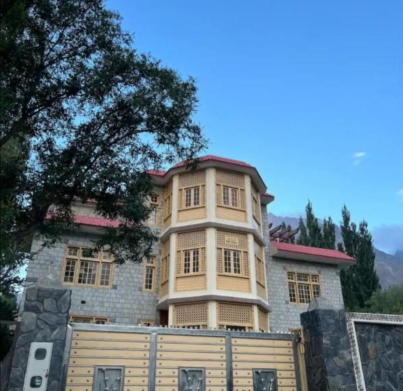 هتل Mountain Retreat Skardu