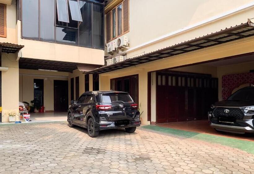 Otel Sr Residence Near Mall Ciputra Cibubur Mitra Reddoorz