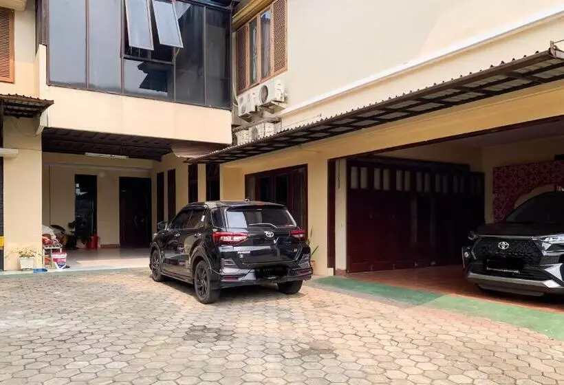 Hotelli Sr Residence Near Mall Ciputra Cibubur Mitra Reddoorz