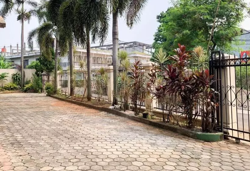 Hotelli Sr Residence Near Mall Ciputra Cibubur Mitra Reddoorz