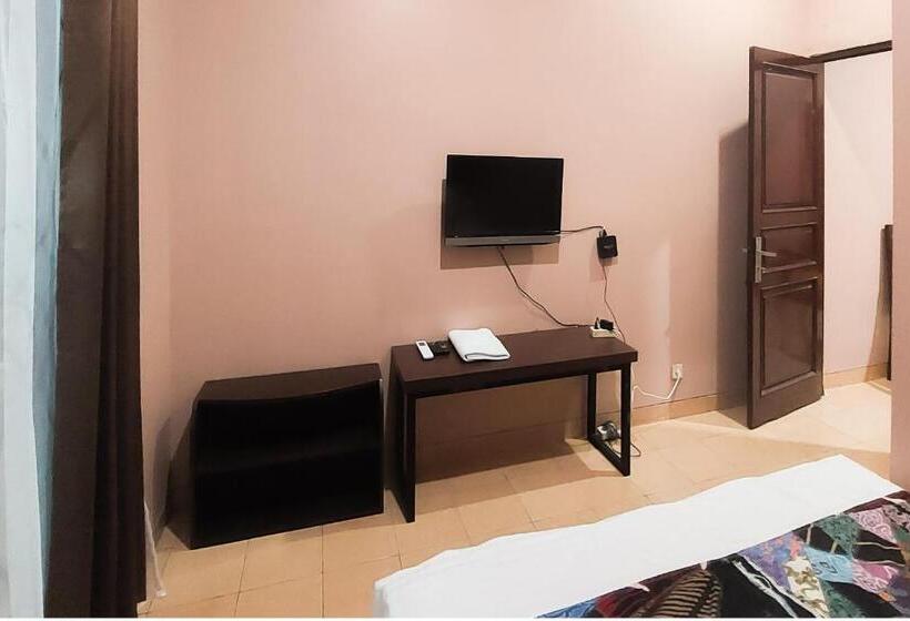 Otel Sr Residence Near Mall Ciputra Cibubur Mitra Reddoorz