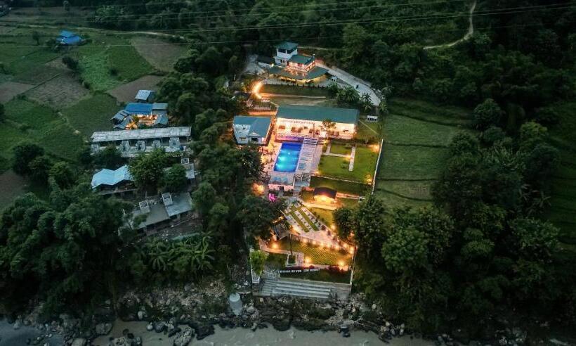 استراحتگاه Trishuli Villa